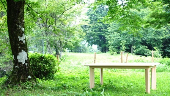 柾目パネルのテーブル